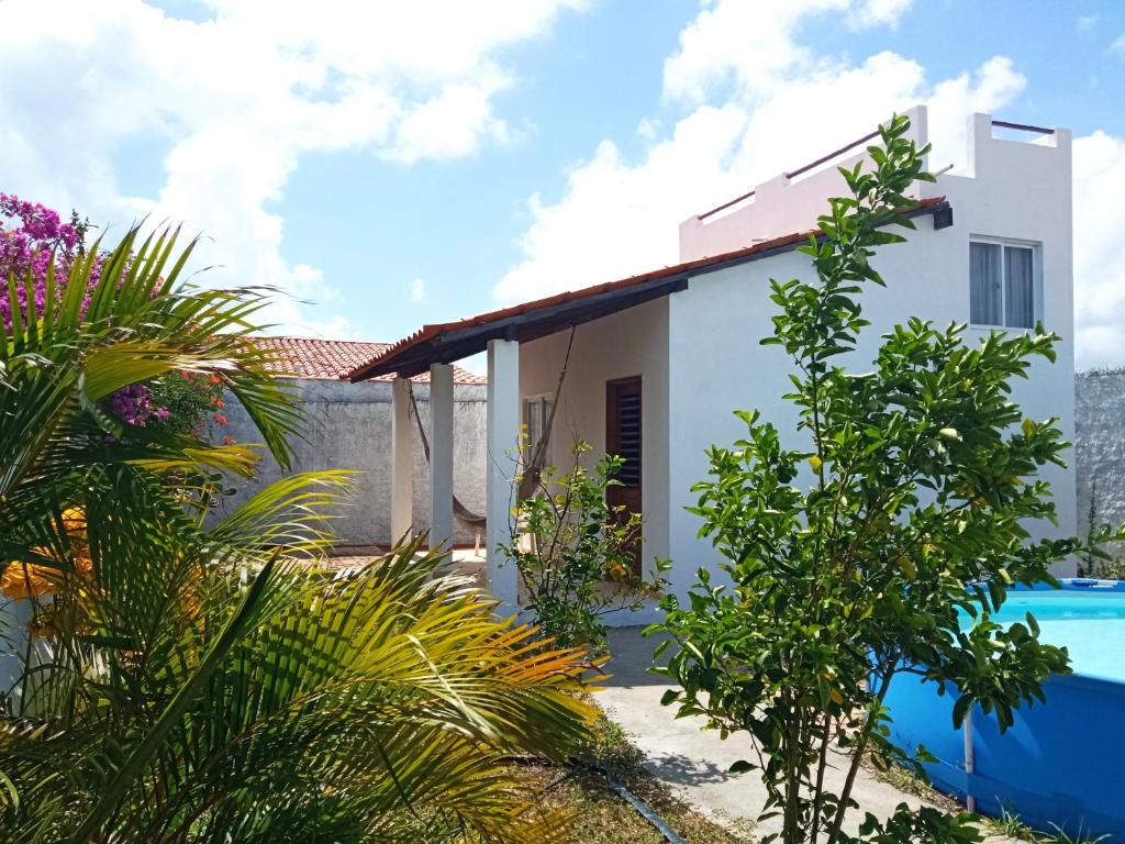 a villa with a swimming pool and a house at Casa INTI de Maracajaú in Maracajaú