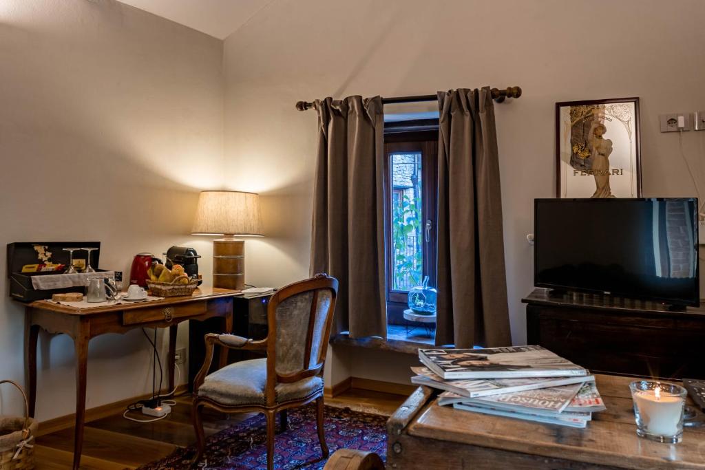 TV a/nebo společenská místnost v ubytování Number 10 Locanda B&B