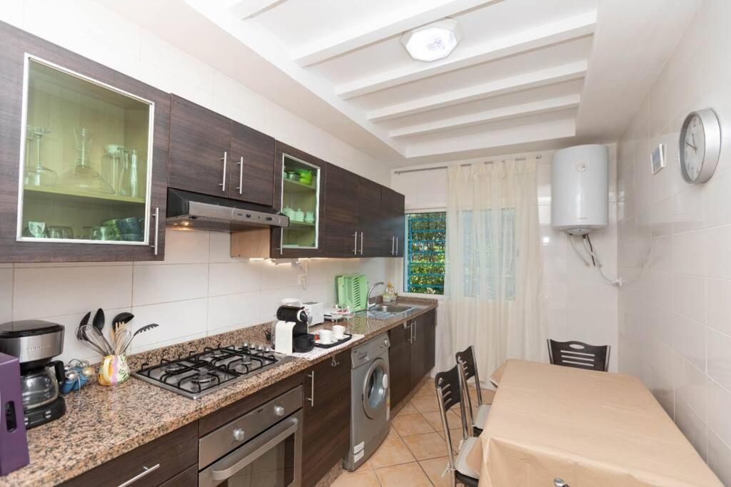 Kuchyň nebo kuchyňský kout v ubytování Appartement Complexe Riviera Beach Cabo Airport Piscine Plage WiFi Parking Security