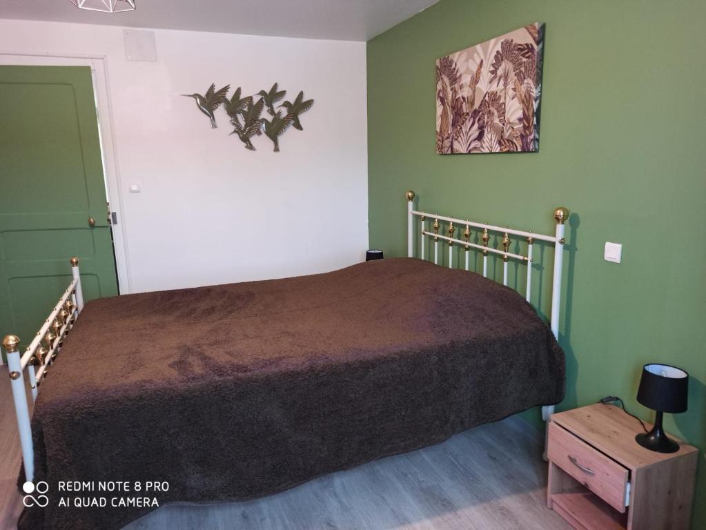 um quarto com uma cama e uma fotografia na parede em Appartement t2 refait à neuf plein centre em Langogne