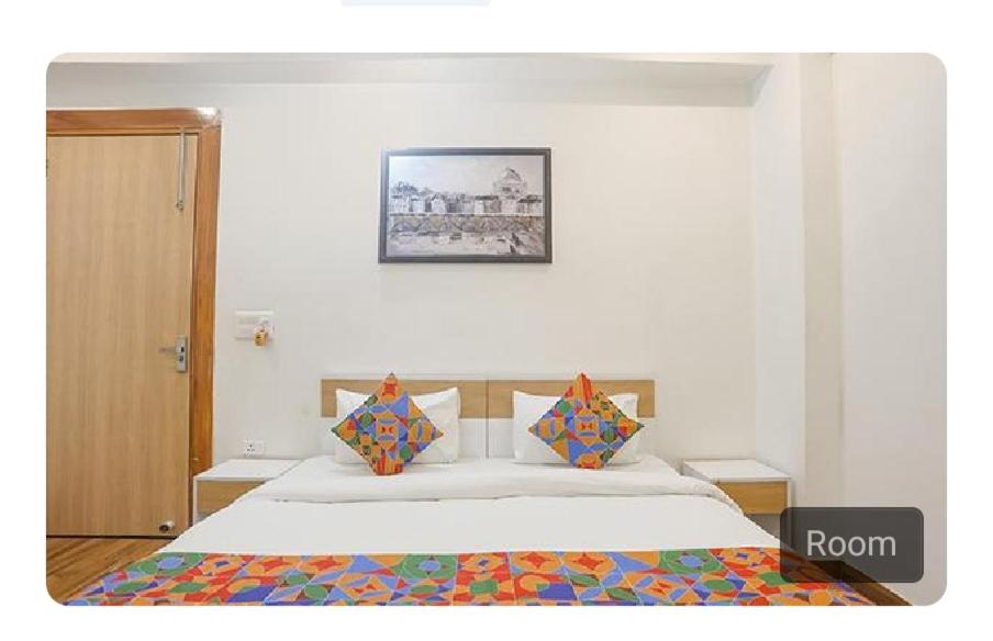 1 dormitorio con 1 cama y una foto en la pared en Boutique Hotel vivaan suites en Noida