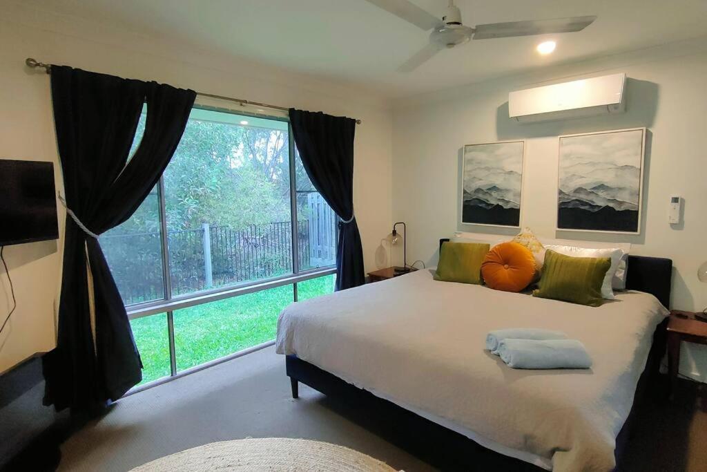 Ένα ή περισσότερα κρεβάτια σε δωμάτιο στο Deluxe Fully Air-conditioned 4BR House with Movie & Family Room