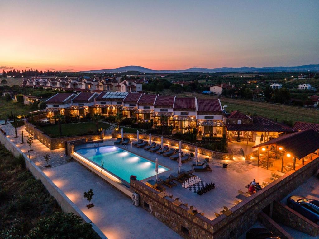 una vista panoramica su una piscina di notte di Akrolithos Luxury Suites & Spa a Flogita