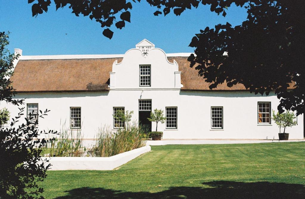 an exterior view of a white building with a yard at Eikehof Farm in Worcester