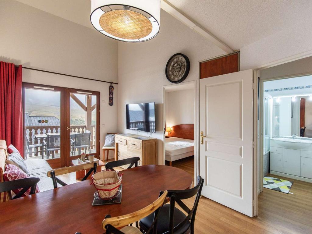un salon avec une table et une chambre avec un lit dans l'établissement Duplex cosy 7 pers. avec piscine, parking, à 400m des pistes - La Mongie - FR-1-404-248, à La Mongie