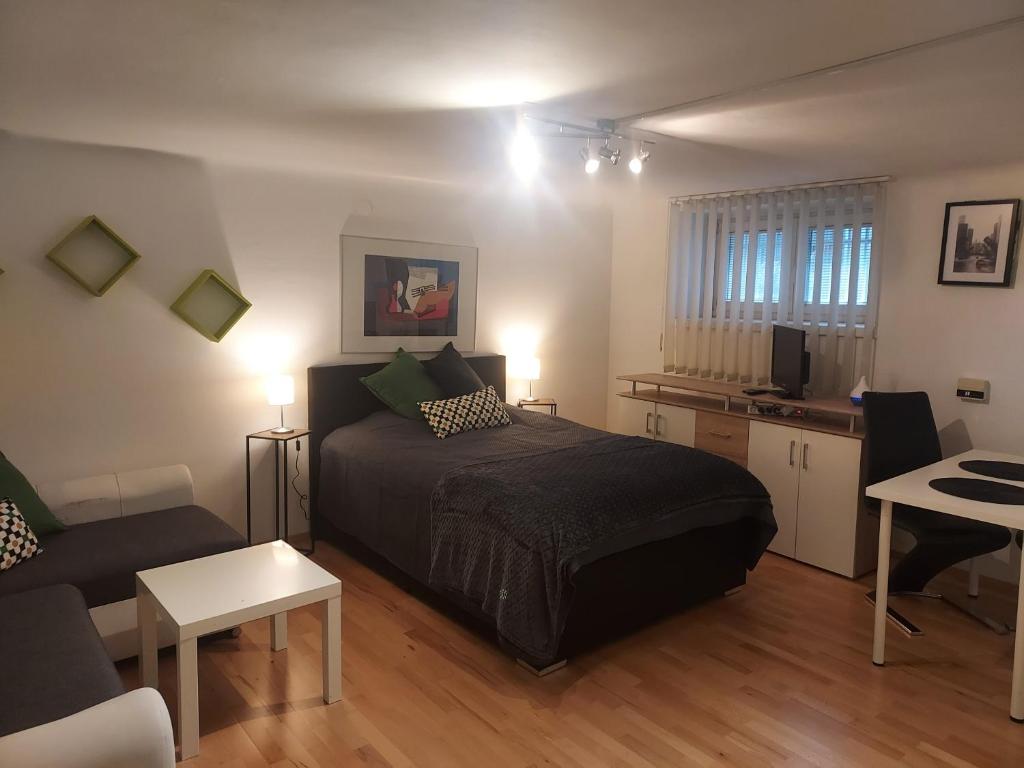 ein Schlafzimmer mit einem Bett und ein Wohnzimmer in der Unterkunft Bonitoapartamento-Vienna in Wien