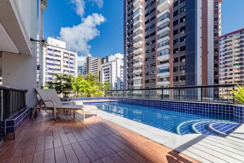 una piscina en un balcón con edificios en Apt Lindíssimo com Piscina e Climatização, en Salvador
