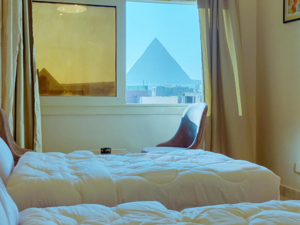 Postel nebo postele na pokoji v ubytování Pyramids Rose view