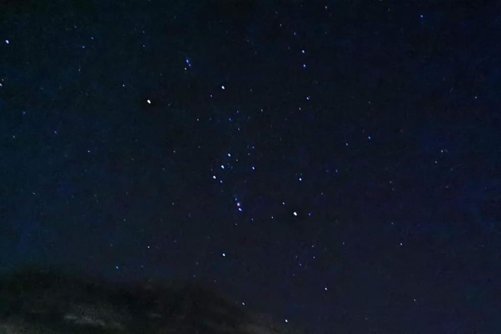 een nachtelijke hemel gevuld met veel sterren bij La Casa nelle Stelle 