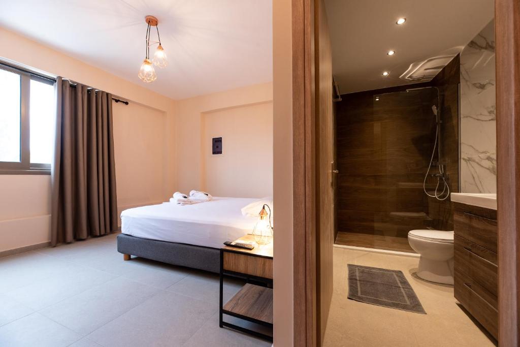 um quarto de hotel com uma cama e uma casa de banho em Mini Suites Free shuttle from and to Athen's Airport em Spata