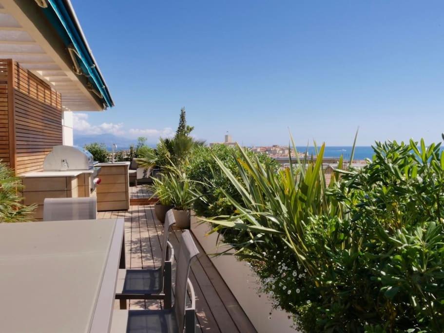d'un balcon avec des plantes et une vue sur l'océan. dans l'établissement ALBION - Luxurious 3 bedrooms large terrace parking AC, à Antibes
