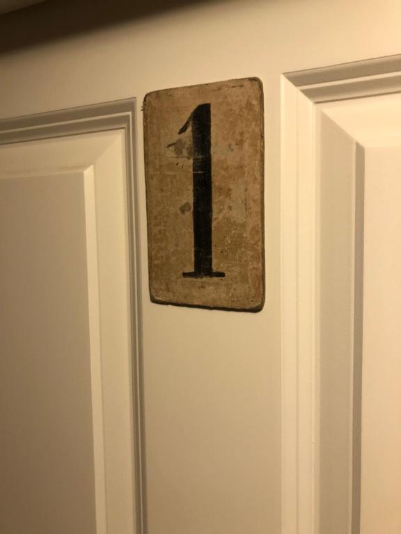 ein Schild an einer Tür mit der Nummer eins drauf. in der Unterkunft Himmel & Hölle Pölkenstraße in Quedlinburg