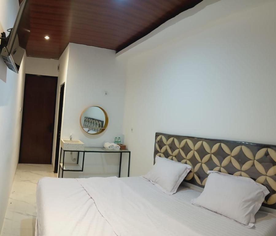 Postel nebo postele na pokoji v ubytování Batik Inn Semarang