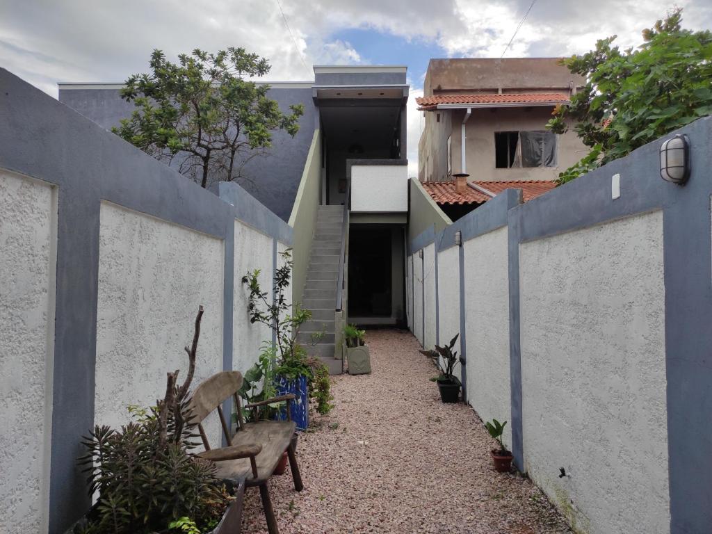 聖喬治的住宿－Vitória Suítes - Vila de São Jorge，两边的围栏之间有椅子和植物的小巷