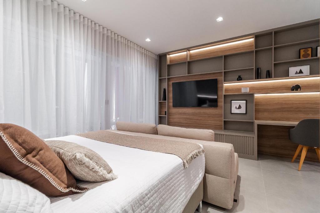 a bedroom with a bed and a tv in a room at Akile Landing Congonhas in Sao Paulo