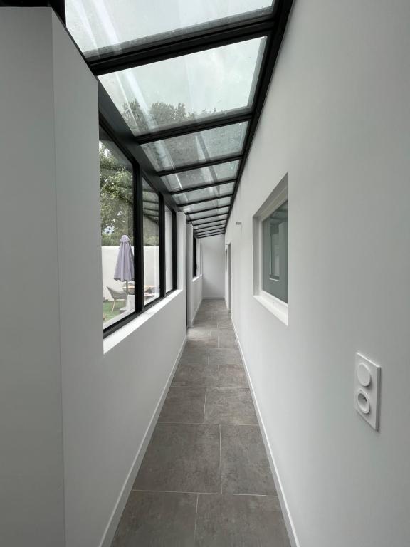 Zdjęcie z galerii obiektu Chez Oma I 1 appartement indépendant OPI I 3 chambres privatives avec salle d eau et salon commun cuisine commune WC commun patio commun w Awinionie