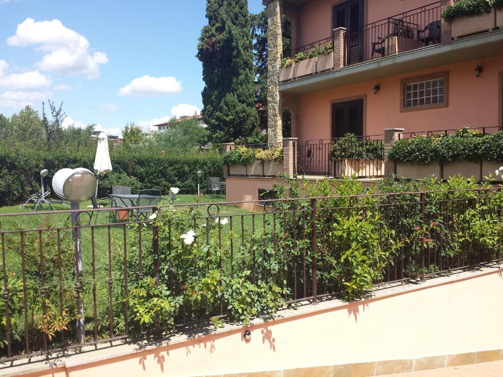 uma cerca em frente a um edifício com plantas em Garden B&B em Arezzo