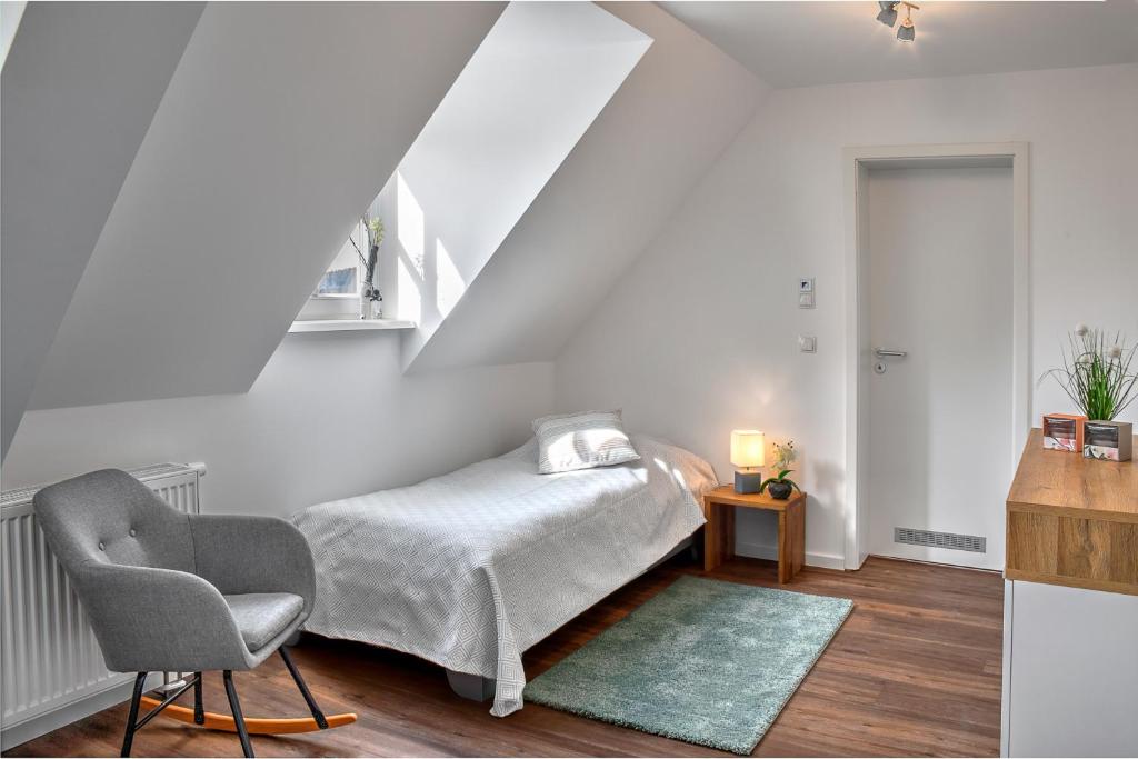 Postel nebo postele na pokoji v ubytování Schloß Falkenhaus