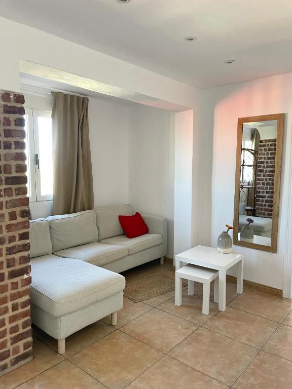 - un salon avec un canapé et une table dans l'établissement Luis Vives, à Gandía