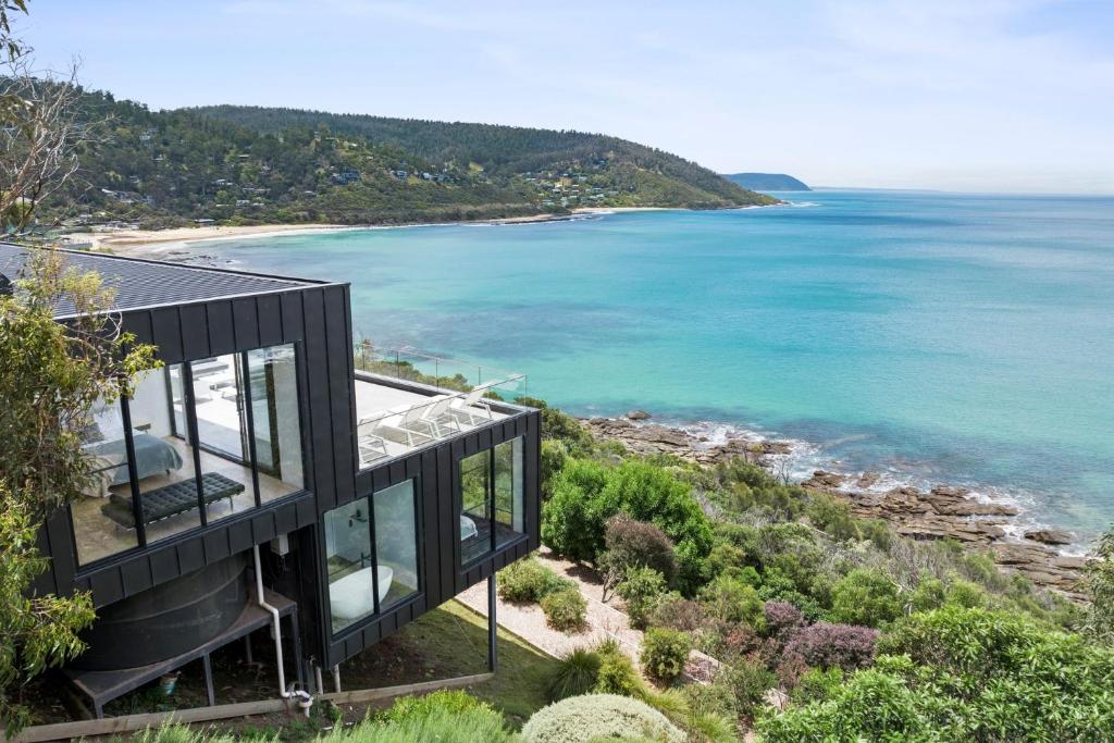 una casa negra en una colina con vistas al océano en Cape Wye en Wye River