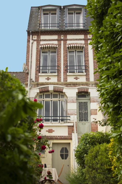 un grand bâtiment en briques avec des fenêtres et une porte dans l'établissement Honfleur house, à Honfleur