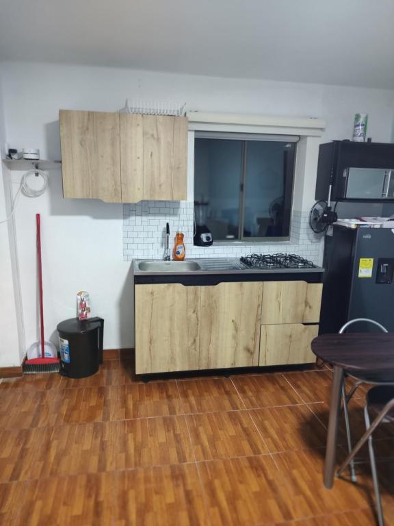 Kuchyň nebo kuchyňský kout v ubytování Noras Homestay Laureles