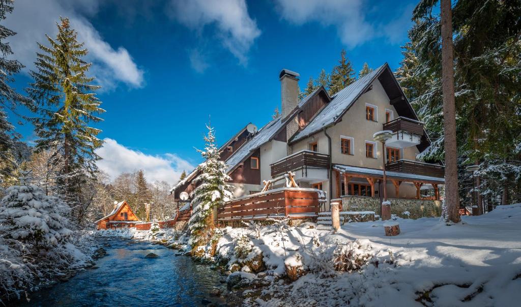 Ein Haus im Wald im Schnee in der Unterkunft Chata Liptov in Liptovský Ján