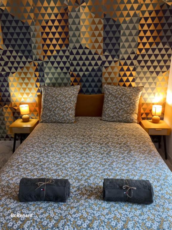 une chambre avec un lit avec deux sacs dessus dans l'établissement Appartement T1 Résidence Sporting 1er étage, à Toulouse