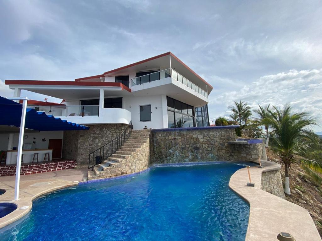 eine Villa mit einem Pool und einem Haus in der Unterkunft VILLA SIEMPRE DOMINGO in Tecuán