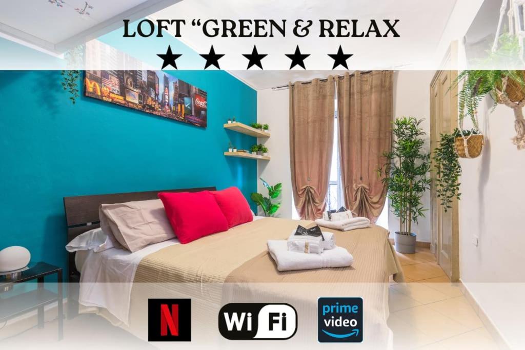 トリノにあるLoft “Green & Relax” [in the heart of Turin]の四つ星のベッドが備わる部屋