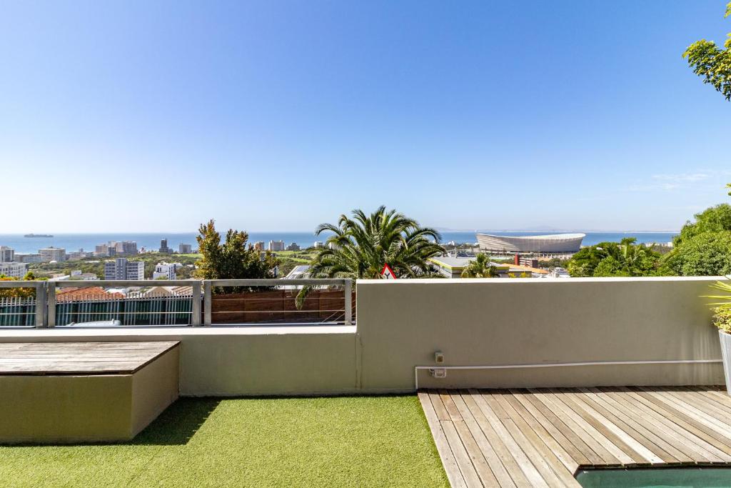 Cape Town Skyroof apartment LOADSHED PROOF Ocean Views في كيب تاون: شرفة مطلة على المحيط