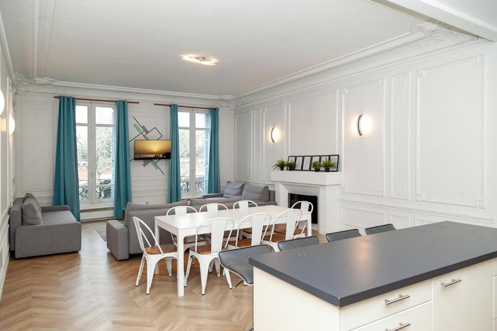 une cuisine et un salon avec une table et des chaises dans l'établissement Nets Inn Apartments - Daumesnil, à Paris