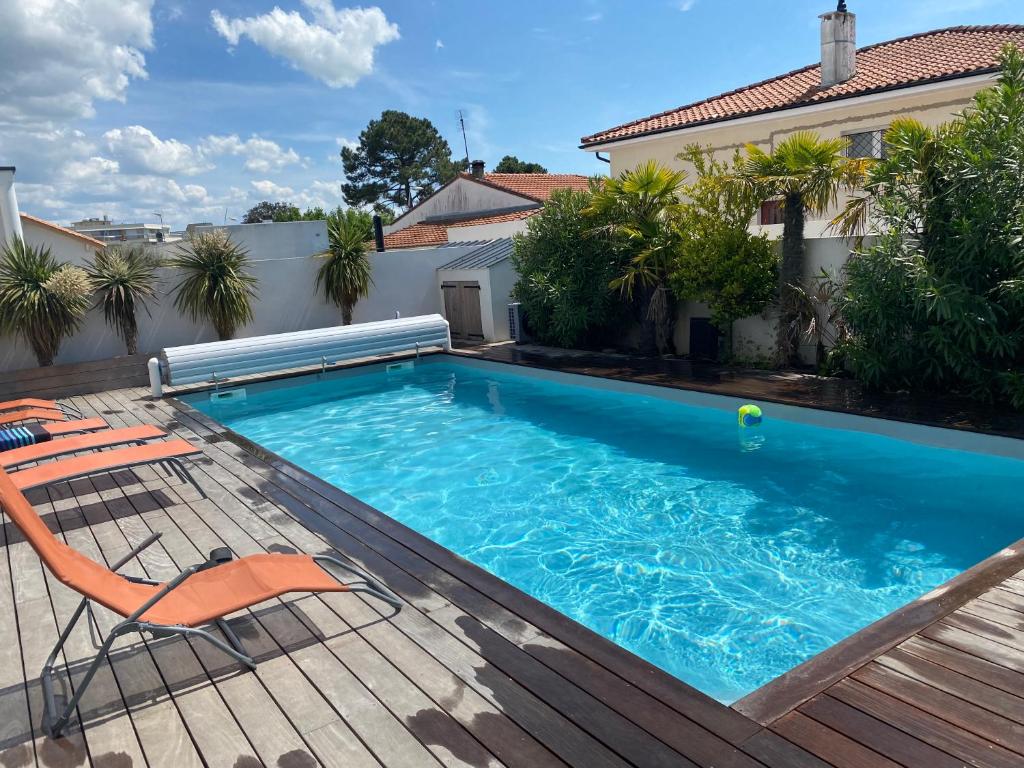 une piscine dans l'arrière-cour d'une maison dans l'établissement Villa Chez Louise, à Vaux-sur-Mer