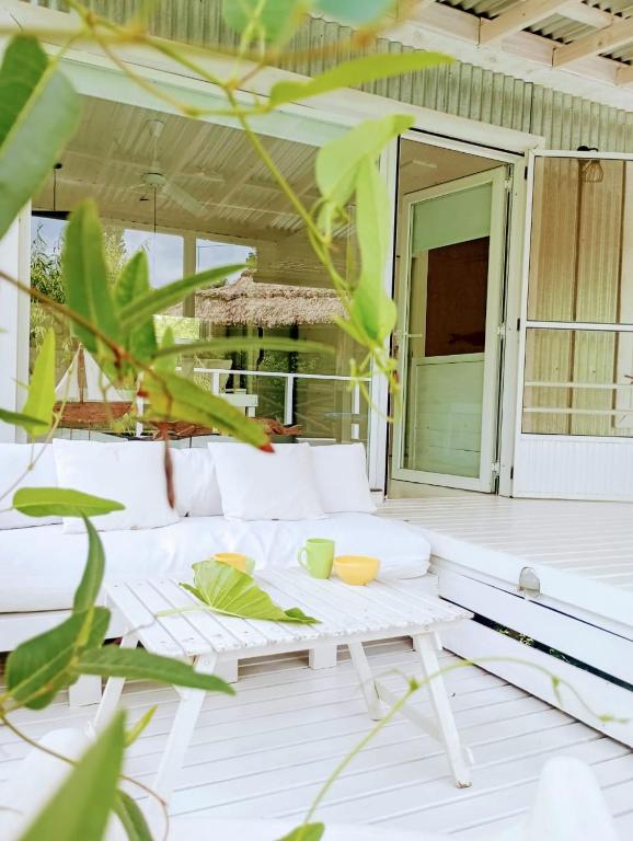 a porch with a white couch and a table at Casa quinta de rio dos in Tigre