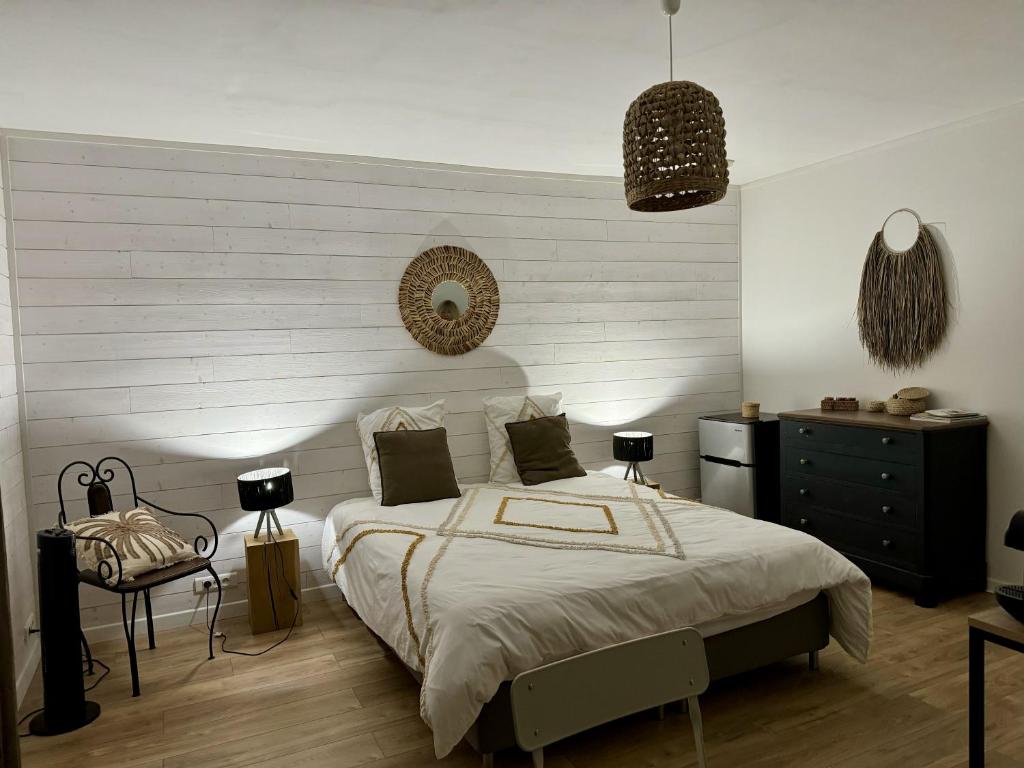 um quarto com uma cama grande e uma cómoda em Agréable suite - Bassin Arcachon em Le Teich