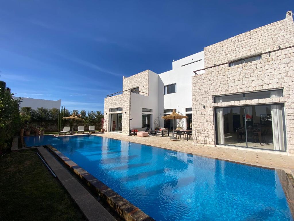 - une piscine en face d'une maison dans l'établissement Dar Essa a Essaouira, personnel inclus, piscine chauffée, à Essaouira