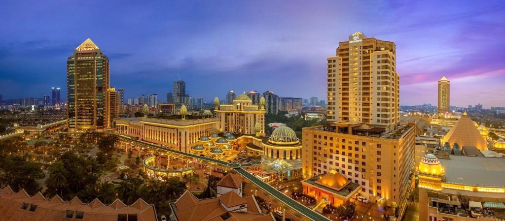 Blick auf eine Stadt mit hohen Gebäuden in der Nacht in der Unterkunft One Dream Hotel in Petaling Jaya