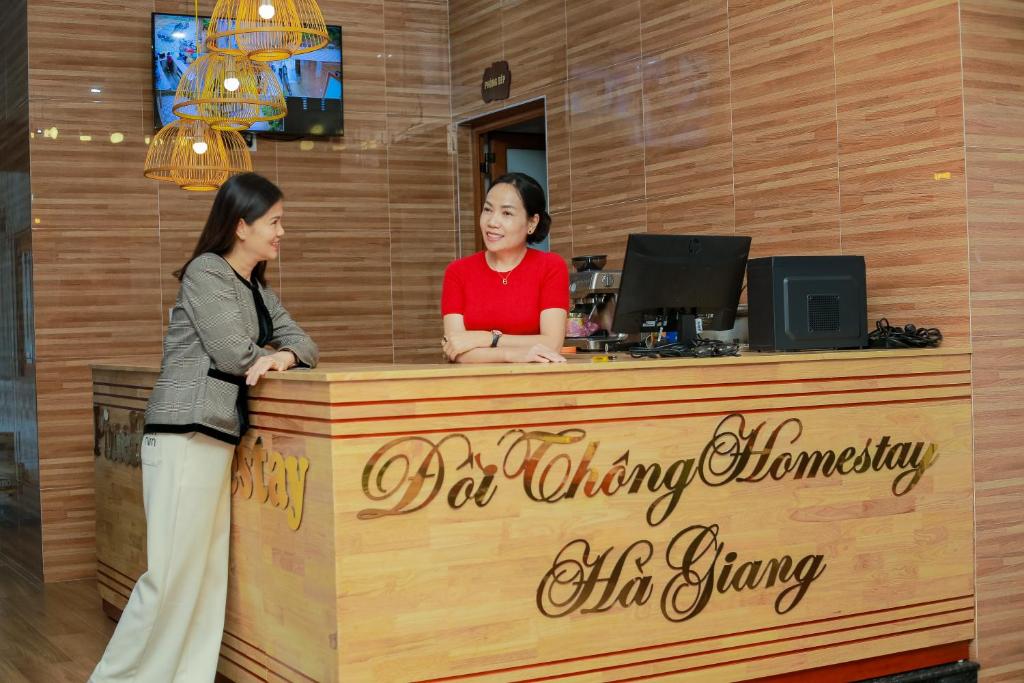 duas mulheres na recepção em Đồi Thông Homestay em Làng Me