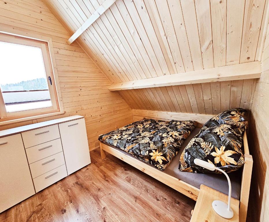 1 dormitorio con 1 cama en una habitación con ventana en Sielanka u Basi en Toporzysko