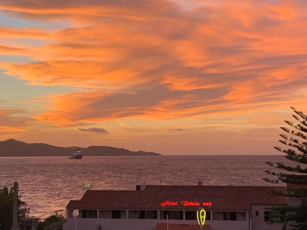 サン・フロランにあるDomaine Amortella Saint-Florentの海上の夕日