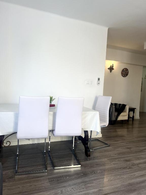 A seating area at MONTGRIS 2-9