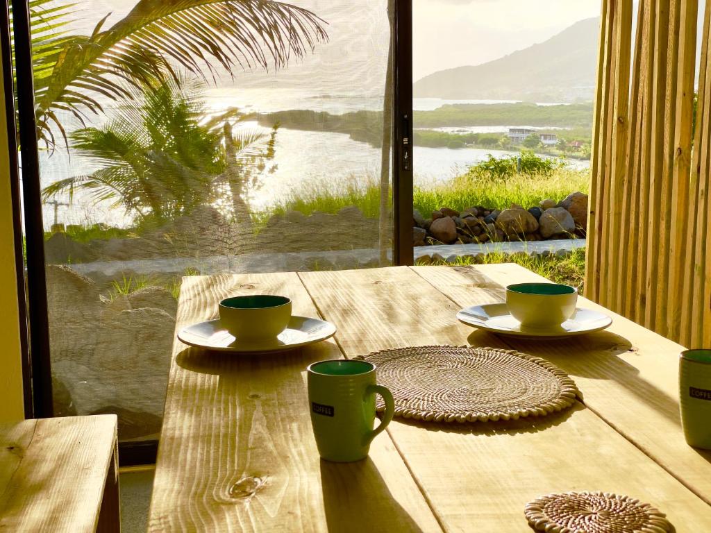 una mesa de madera con tazas y platillos. en Blue, en Clifton