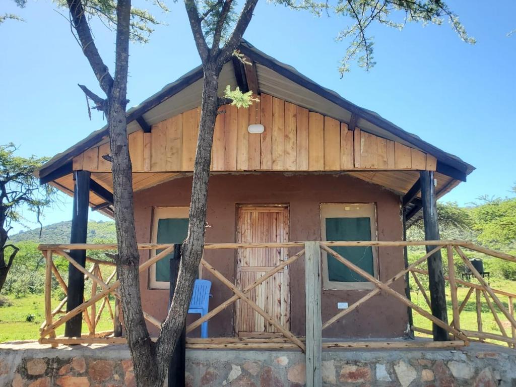 Sekenaniにあるilkerin camp maasai maraの木の丸太小屋