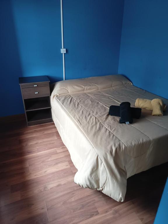 Un dormitorio con una cama con un osito de peluche. en Casa para 4 personas en San Carlos de Bariloche