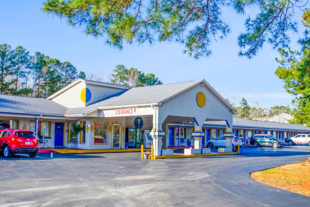 una gasolinera con un coche aparcado delante en Sportsman's Inn Plymouth 252-793-3095, en Plymouth