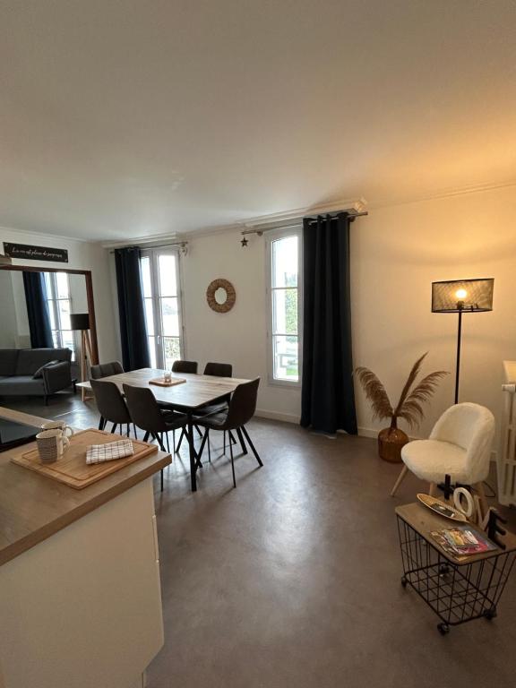salon ze stołem i krzesłami w obiekcie Studio +++ très agréable en centre ville w mieście Doué-la-Fontaine