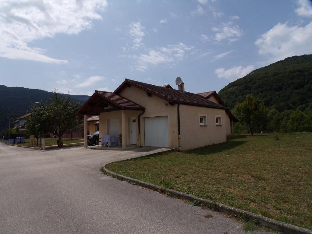 een klein huis op een weg naast een veld bij Ô reflet des montagnes in Molinges