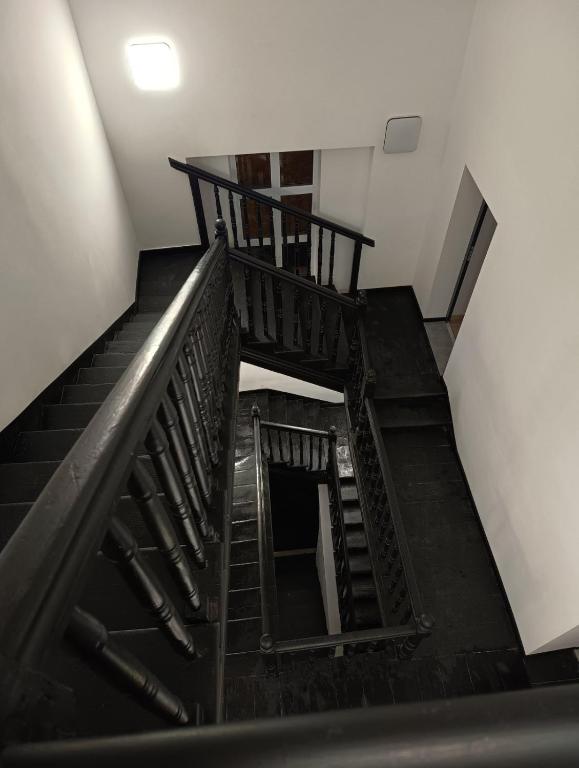 widok na schody w budynku w obiekcie MH Apartments Centrum w mieście Rzeszów
