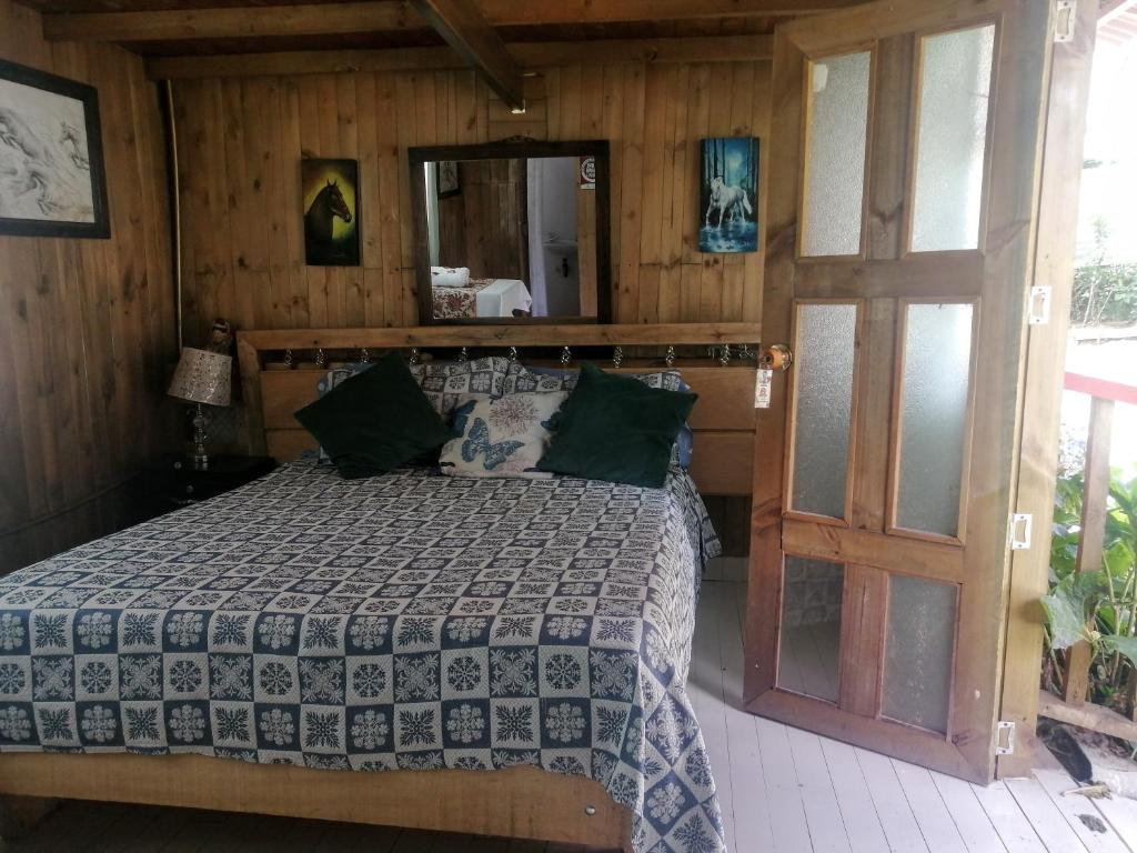 a bedroom with a bed and a mirror at Finca Hotel Nutabes in San Pedro