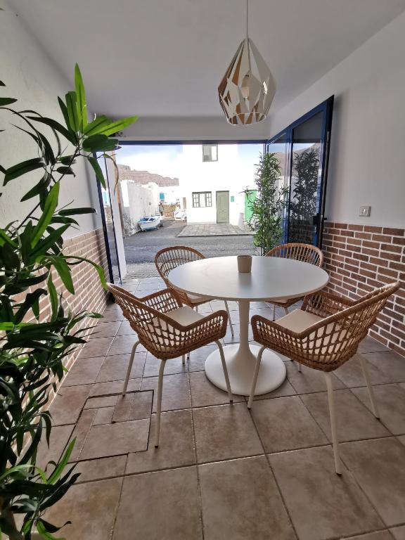 a patio with a white table and chairs at Apartamento La Condesa in Órzola